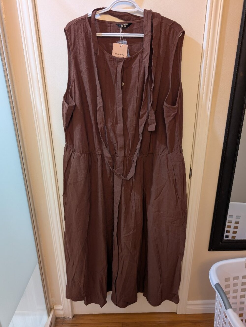 Sleeveless brown dress with tie - BNWT - size 26